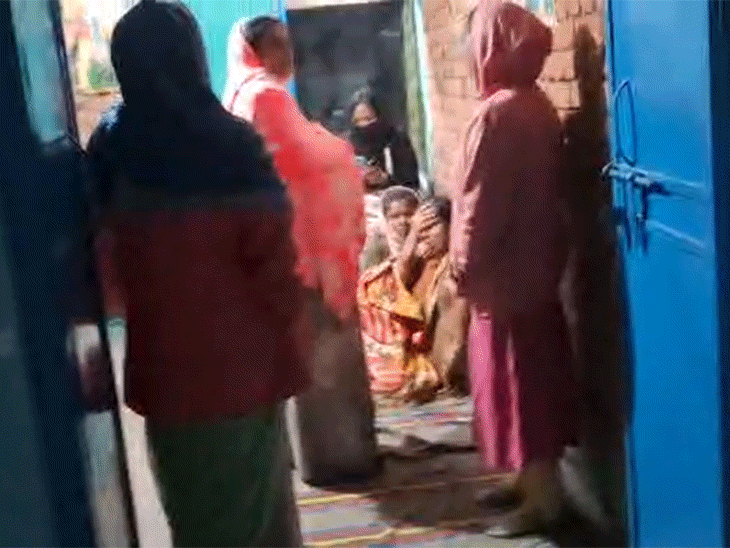 मर्डर के बाद घर में परिजनों और गांव के लोगों की भीड़ जुट गई।