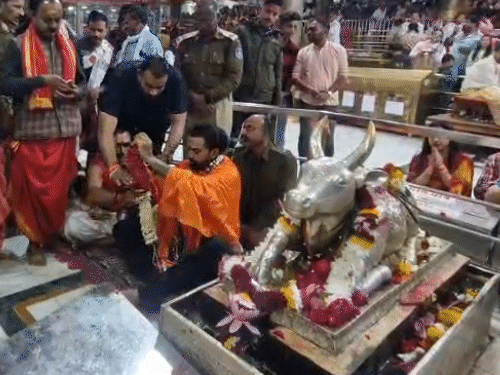 केएल राहुल शुक्रवार को भगवान महाकाल के दर्शन के लिए पहुंचे थे।