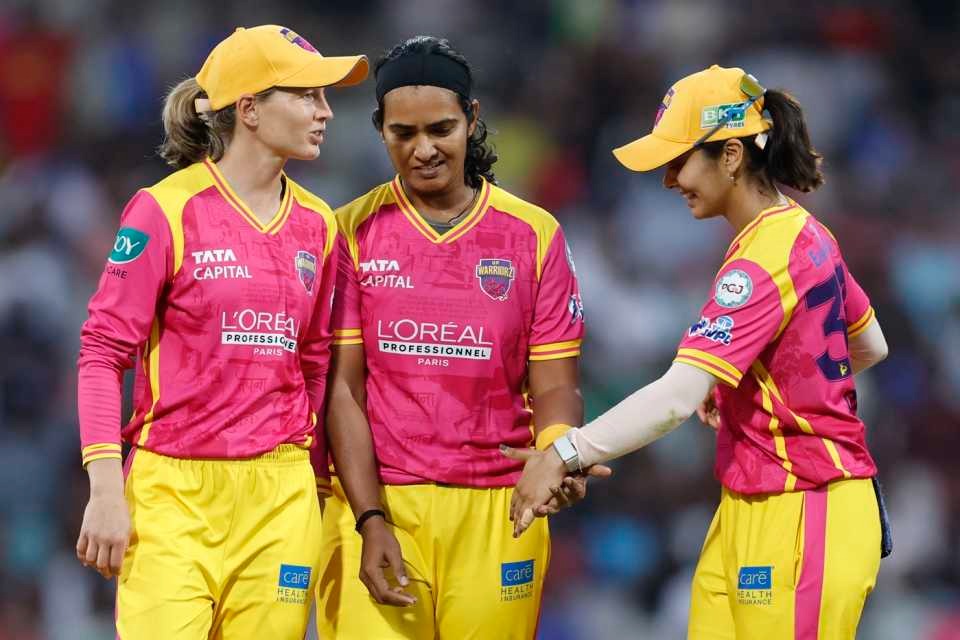 शिखा पांडे (बीच में) विकेट लेने के बाद।