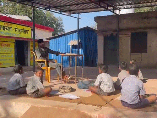 हेडमास्टर ने किराए पर रखा है पढ़ाने के लिए टीचर