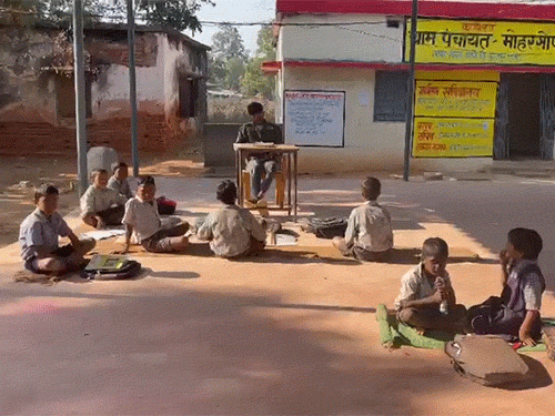 मोहरसोप के प्राइमरी स्कूल में केवल एक ही हेडमास्टर पोस्टेड हैं।