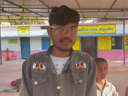 स्कूल में किराए पर पढ़ा रहे पूर्ण देव यादव ने बताया कि हेडमास्टर के आने पर उन्हें पढ़ाने के लिए कहा था।