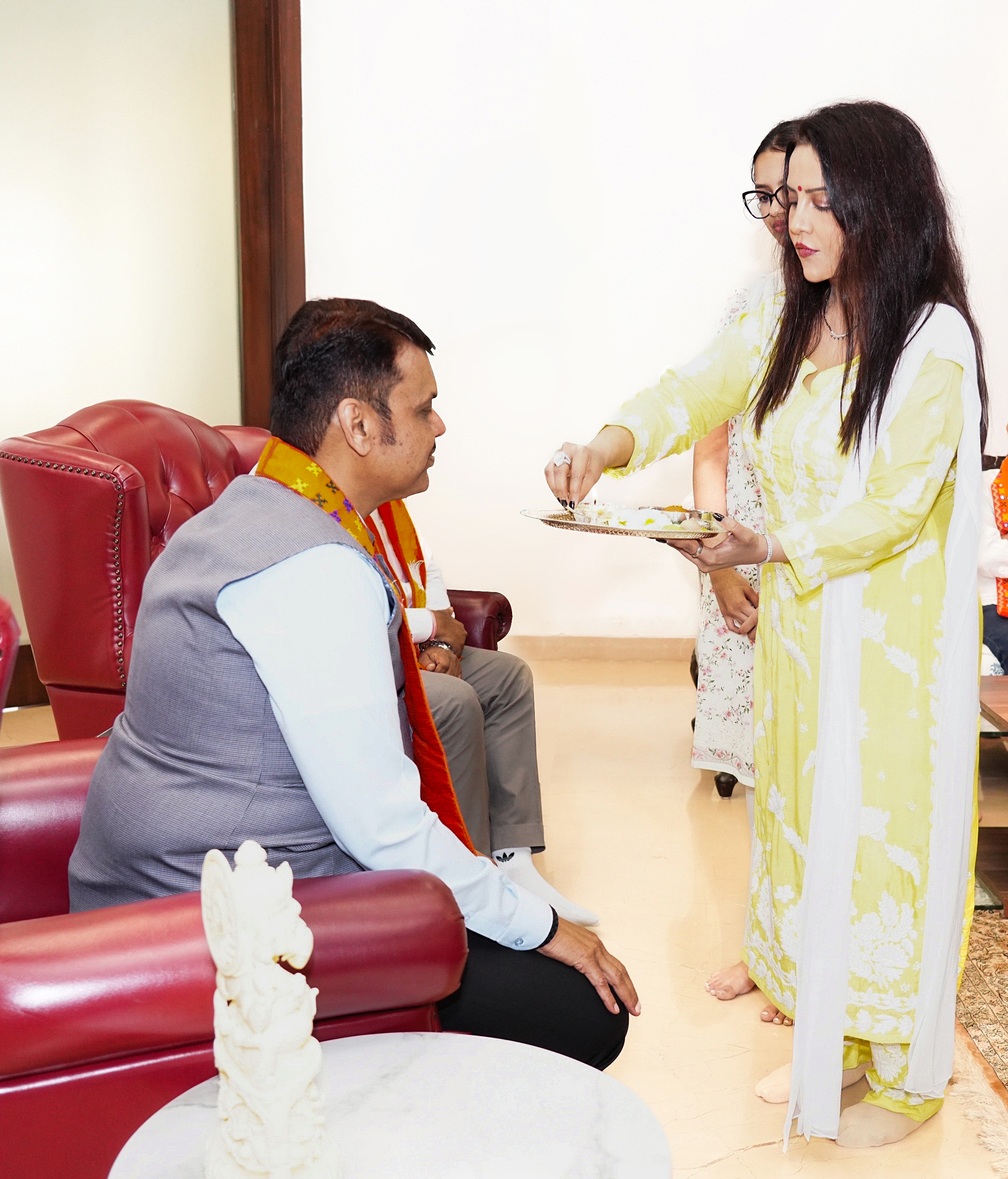 BMC में महायुति की जीत के बाद CM देवेंद्र फडणवीस को पत्नी अमृता ने तिलक लगाकर बधाई दी।