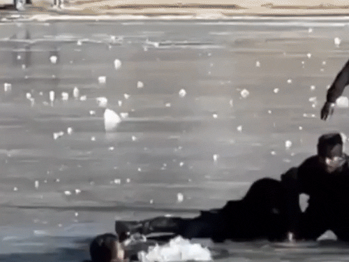 यह घटना के समय का वीडियो है, जिसमें एक युवक पानी में डूबता दिख रहा है।