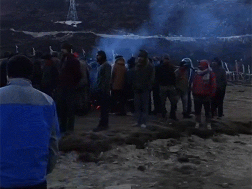 रेस्क्यू टीम शुक्रवार देर शाम तक दूसरे युवक की तलाश करती रही।