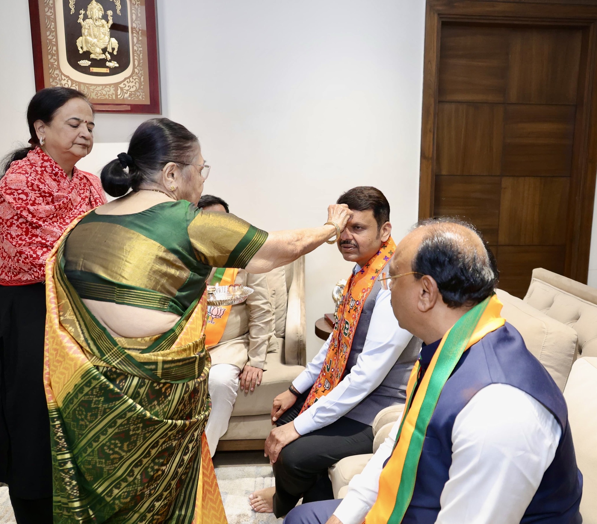 CM फडणवीस नागपुर में धरमपेठ जाकर मां से भी मिले। जहां CM की मां ने उनकी नजर उतारी।