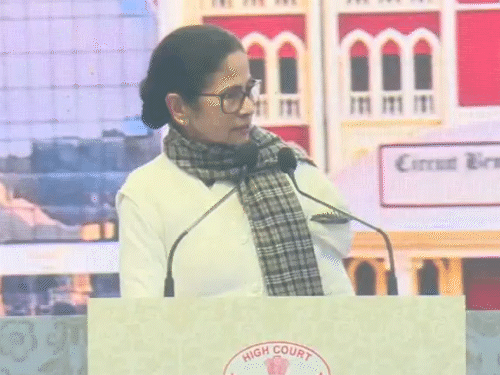 Mamata Banerjee Appeals CJI to Protect Constitution, Democracy, Judiciary 2 जलपाईगुड़ी कोर्ट भवन के उद्घाटन कार्यक्रम के दौरान संबोधित करतीं ममता बनर्जी। - Dainik Bhaskar