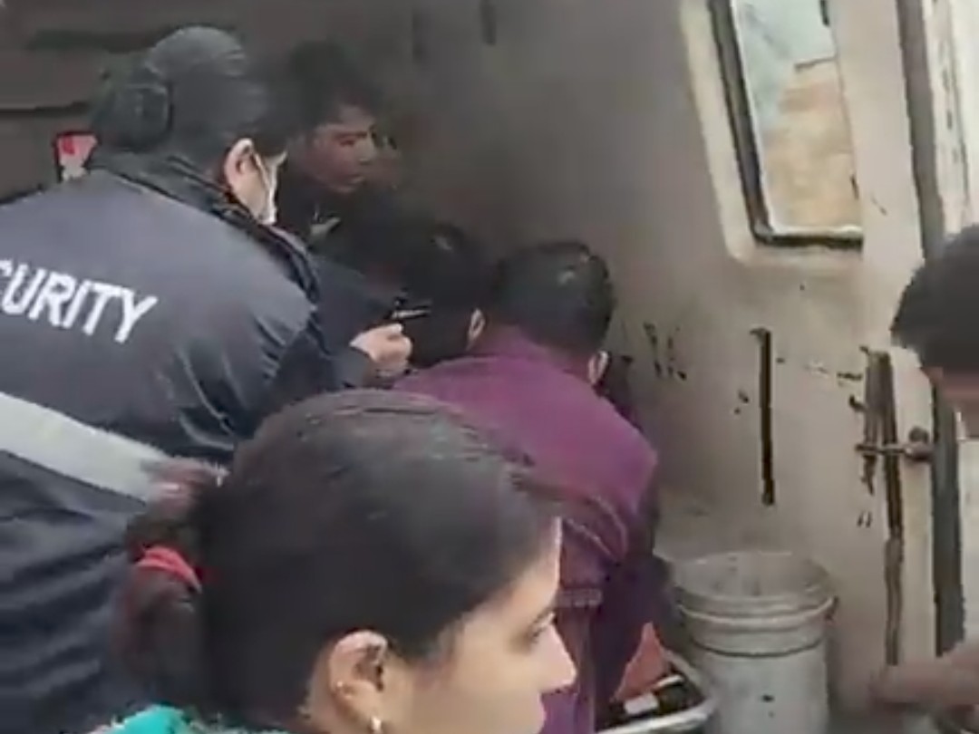 घायलों को अस्पताल ले जाते हुए लोग।