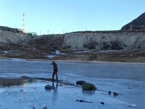 पानी पर बर्फ जमने के कारण रेस्क्यू टीम को शव ढूंढने में मशक्कत करनी पड़ी।