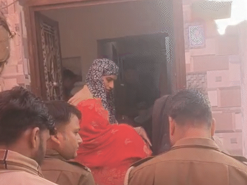 16 जनवरी को अपने ही बच्चों की हत्या की आरोपी मां संजू को पुलिस मौका मुआयना करवाने उसके घर ले गई थी। आरोप है कि यहीं पर उसने अपने दोनों बच्चों की हत्या की है।