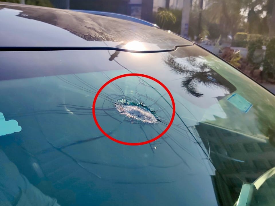 बैंक मैनेजर की कार में की गई तोड़फोड़।