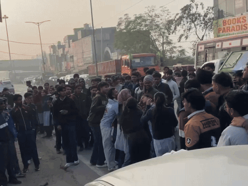 झगड़ा कर रहीं छात्राओं को वहां खड़े कुछ युवकों ने छुड़ाने की कोशिश की।
