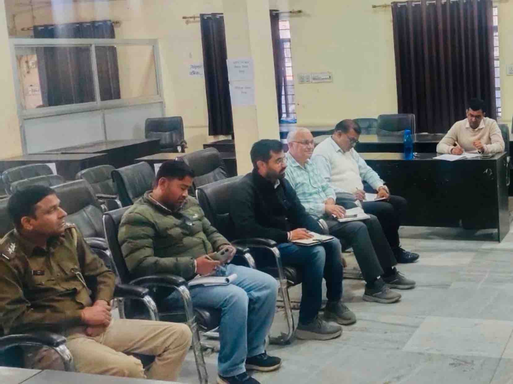 बैठक में विभिन्न विभागों के अधिकारी और कर्मचारी उपस्थित रहे।