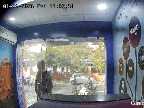 पेंचकल लेकर एटीएम में घुसा बदमाश।