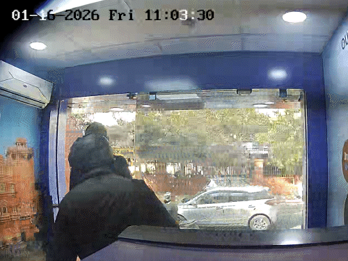 गार्ड एटीएम में पहुंचा तो आरोपी से पूछताछ करने लगा।