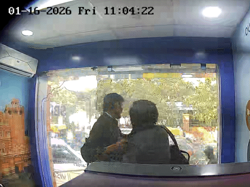 गार्ड को शक होने पर आरोपी मारपीट करने लगा।