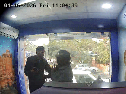 एटीएम में घुसे बदमाश ने गार्ड का गला पकड़ लिया।