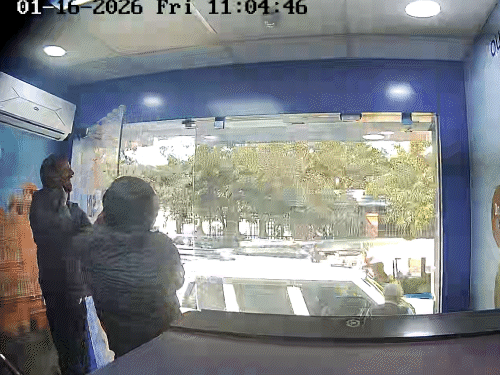 भागने की कोशिश में आरोपी ने गार्ड की अंगुलियां दांत से चबा डाली।