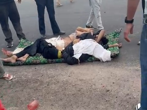 Bodies of the deceased kept on the road