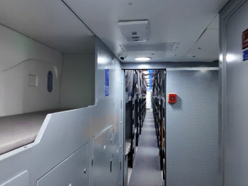 साइड सीट्स में नीचे गिरने से बचने के लिए सपोर्टर दिया गया है।