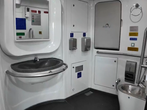 ट्रेन में मॉडर्न टॉयलेट दिया गया है, जिसमें गर्म पानी की सुविधा भी है।