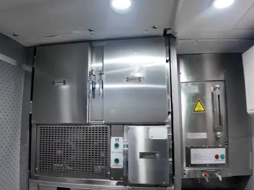 ट्रेन के सभी कोच में हाईटेक पैंट्री भी दी गई है। इसमें खाना गर्म के साथ ही ताजा भी रहेगा।