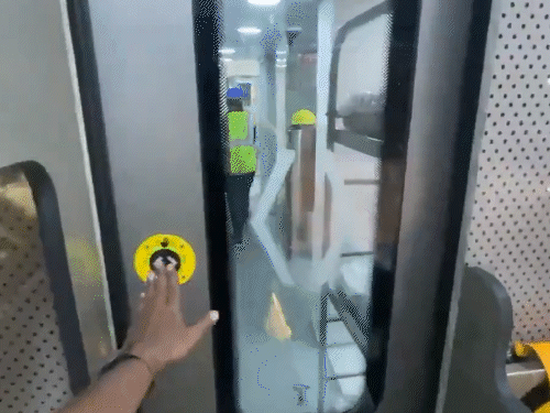 ट्रेन में ऑटोमैटिक दरवाजे लगाए गए हैं, जो एक टच में खुल जाते हैं।