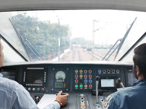 ट्रेन कवच सेफ्टी सिस्टम से लैस है, जिससे दुर्घटना का खतरा कम हो जाता है।