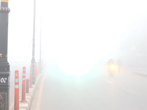 यूपी की राजधानी लखनऊ में घना कोहरा छाया रहा।