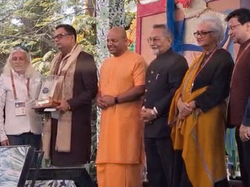 जाने-माने लेखक यतींद्र मिश्रा को JLF में कन्हैयालाल सेठिया अवॉर्ड दिया गया। इस मौके पर संजॉय रॉय, गौर गोपाल दास, नमिता गोखले और रंजीत होसकोटे मौजूद रहे।