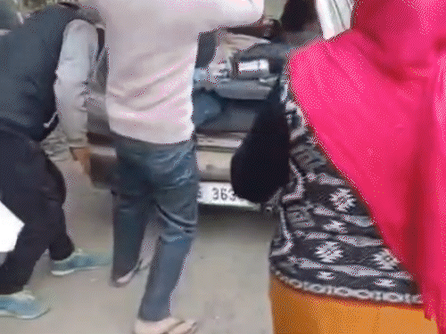 बस हादसे में घायलों को एंबुलेंस से अस्पताल ले जाते हुए लोग।