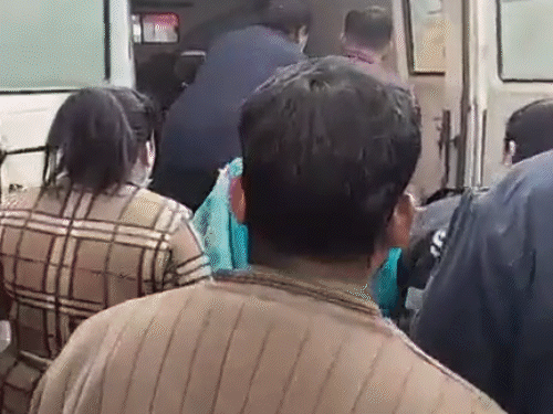 बस हादसे में घायलों को एंबुलेंस से अस्पताल ले जाते हुए स्थानीय लोग।