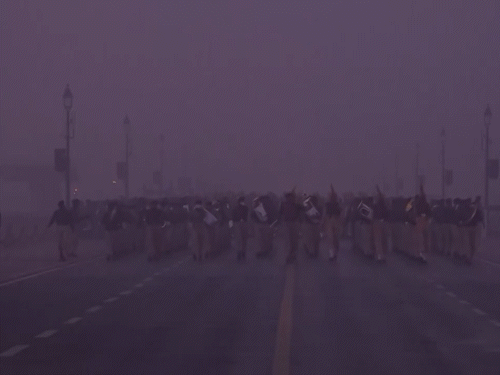 नई दिल्ली में कोहरे और सर्दी के बीच गणतंत्र दिवस की परेड प्रैक्टिस जारी है।