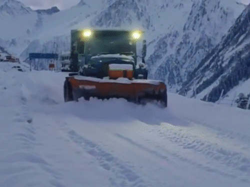 हिमाचल के जोजिला पास में BRO बर्फ हटाकर रास्ता साफ कर रहा है।