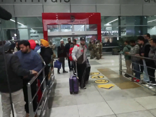 ईरान से लौटे भारतीयों के स्वागत के लिए दिल्ली एयरपोर्ट पर उनके परिवार मौजूद थे।