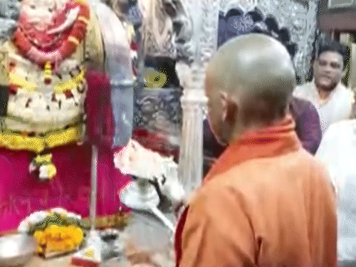 सीएम योगी आदित्यनाथ काल भैरव की आरती उतारी।