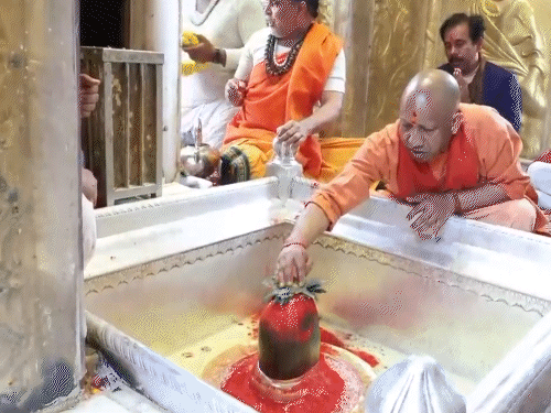 सीएम योगी ने बाबा विश्वनाथ को बेलपत्र और माला चढ़ाई।