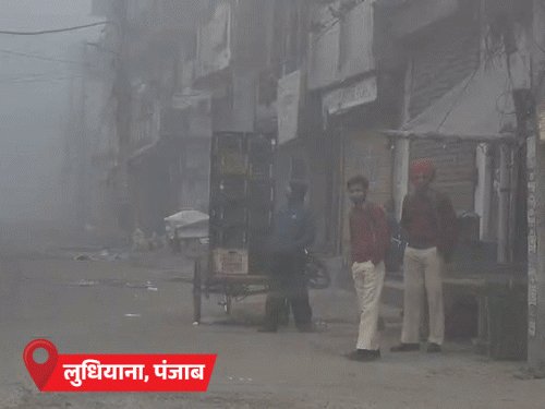 पंजाब के लुधियाना के कुछ इलाकों में धुंध है। सुभाष नगर में स्कूल के बाहर गेट पर खड़े बच्चे। उधर, हिमाचल के लाहौल स्पीति में होती बर्फबारी।