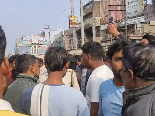 বিক্ষোভকারীরা জাতীয় সড়ক-12 অবরোধ করে।