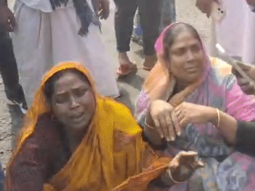 ঘটনাস্থলে উপস্থিত পুলিশ বাহিনী আন্দোলনরত নারীকে বোঝানোর চেষ্টা করে।