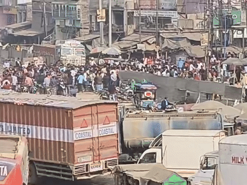 বাংলার মুর্শিদাবাদে উত্তেজনা, 30 জন গ্রেফতার: বিক্ষোভকারীরা রেলগেট ভেঙেছে, হাইওয়ে জাম; বিহারে পরিযায়ী শ্রমিকের উপর হামলার পর হৈচৈ বাংলার মুর্শিদাবাদে উত্তেজনা, 30 জন গ্রেফতার: বিক্ষোভকারীরা রেলগেট ভেঙেছে, হাইওয়ে জাম; বিহারে পরিযায়ী শ্রমিকের উপর হামলার পর হৈচৈ
