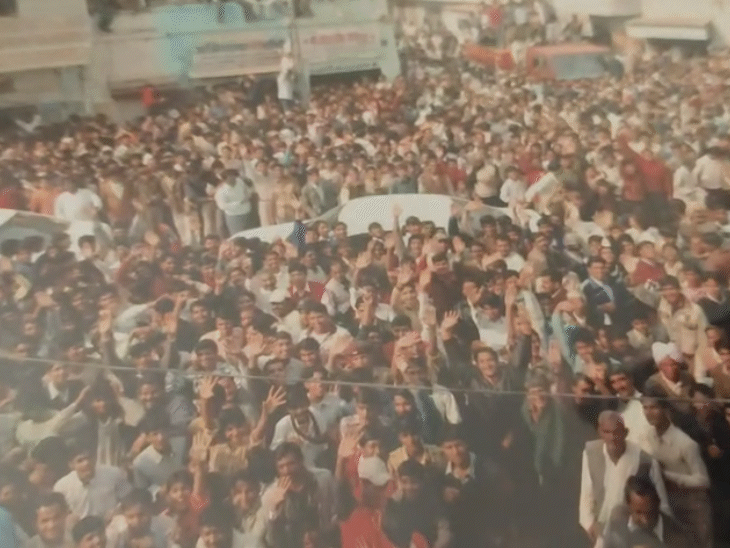 उद्घाटन के दौरान बड़ी संख्या में लोग मौजूद रहे।