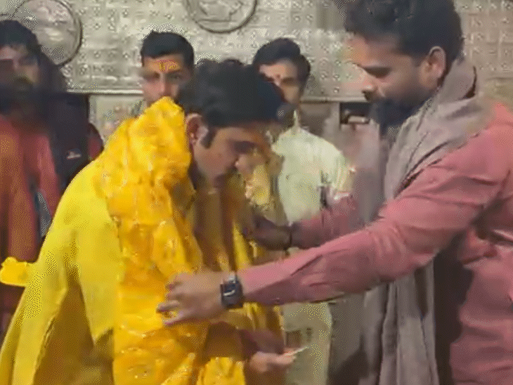 हवन के बाद मंदिर के मुख्य पुजारी ने गंभीर को माता की चुनरी ओढ़ाई।