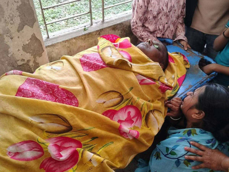 तस्वीर मृतक लिटन चंद्र घोष की है। लिटन के शव के पास उनका परिवार बैठा हुआ है।