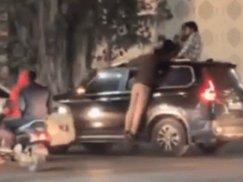 ड्राइवर तेजी से गाड़ी को चला ले गया। इस दौरान पुलिसकर्मी गाड़ी पर ही लटका रहा।