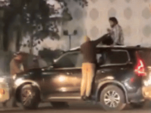 जब पुलिसकर्मी उन युवकों को पकड़कर खींचने लगा तो ड्राइवर ने गाड़ी चला दी।