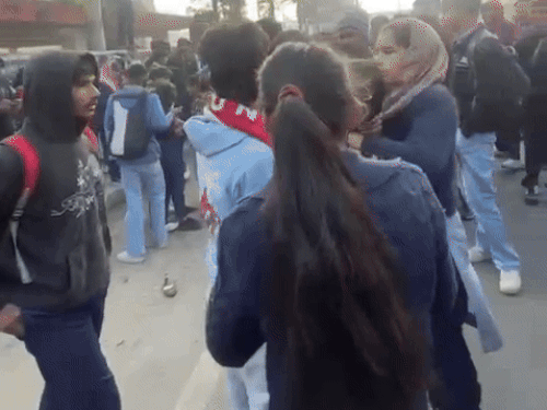 लड़ाई के बाद एक छात्रा बेहोश हो गई। दूसरी छात्राओं ने उसे संभाला।