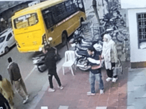 तस्वीर, परिजनों की है। जैसे ही रमनदीप नीचे गिरी उसे उठा कर अस्पताल दौड़ पड़े।