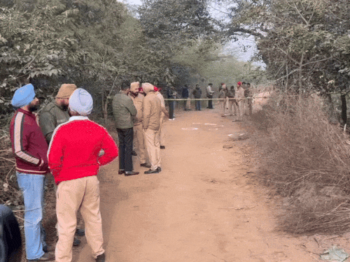 एनकाउंटर के बाद मौके पर मौजूद पुलिस टीम। - Dainik Bhaskar