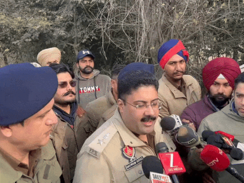 मामले की जानकारी देते मोहाली SSP हरमनदीप सिंह हंस।
